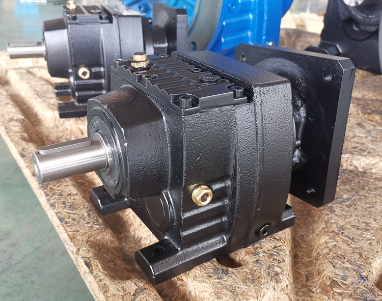 R37系列減速機的實物照片，輸入配伺服電機