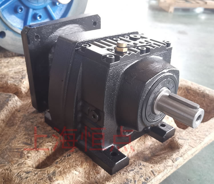 R37系列減速機的實物照片，輸入配伺服電機