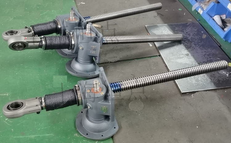 SWLD10升降機配關節軸承，配軟防護罩的實物圖